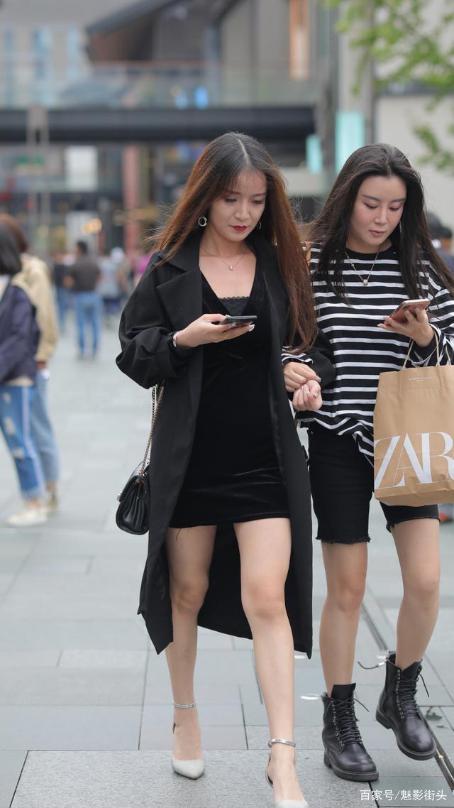 时髦的姑娘穿丝绒连衣裙,有了风衣相助,穿出精致效果还能御秋凉