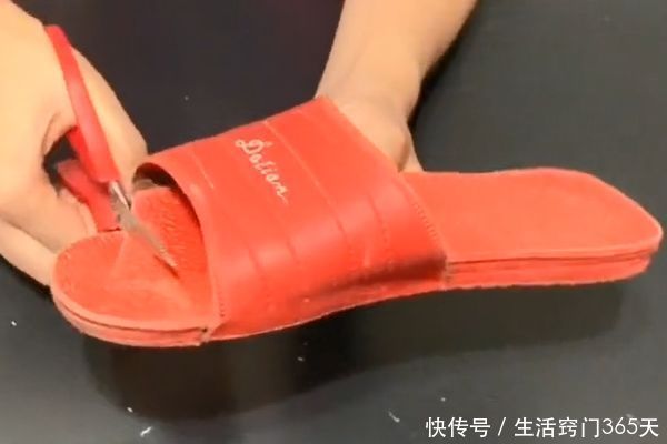 拖鞋烂掉了也别扔，剪两刀粘在墙上厉害了，家家户户都用的到