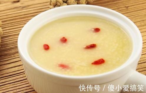 黏稠|粥铺老板：熬小米粥时，记住关键3点，轻松熬出米油，太好喝了