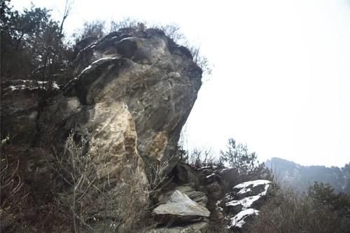 老寿星|闷顿岭山神庙里供着老寿星，碗口粗的泉眼边上，到处是冰柱悬挂