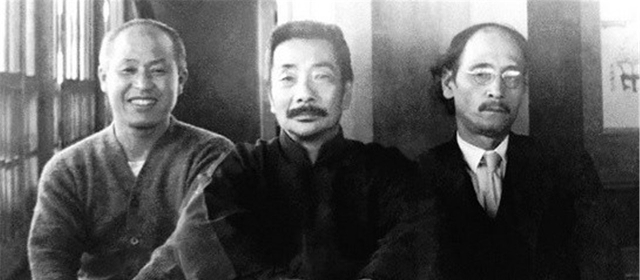 聂绀弩#鲁迅出殡现场10公里数万人为其送行,抬棺16人各个声名显赫!