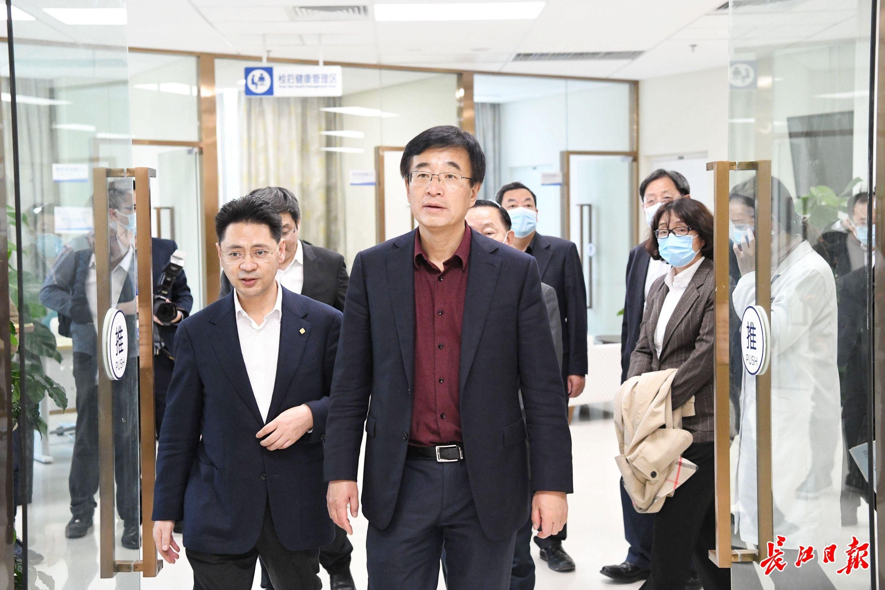 武汉|王辰院士再来武汉，一张合影让他感慨连连“这个好，很珍贵”