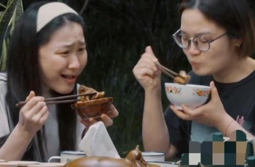 黃磊|張藝興在蘑菇屋第一次掌勺，何炅頻頻點(diǎn)頭認(rèn)可，不料金靖卻露餡了