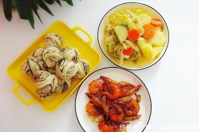 天冷了,三餐都要认真做,晒下我家的晚餐,两口人的餐桌,温暖!