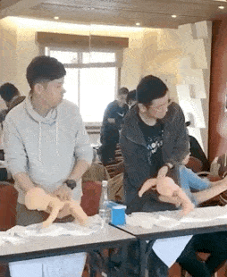 |搞笑GIF: 你可能永远不知道 长发女孩脸到底能有多大