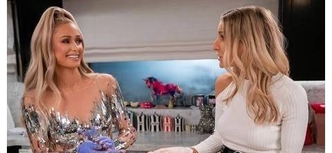 帕丽斯·希尔顿上演史上最浮夸真人秀！戴钻石手套做饭