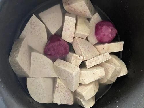  5分钟就能炒好的芋泥馅，拿芋泥来做面包馅或者泡牛奶喝，都好吃