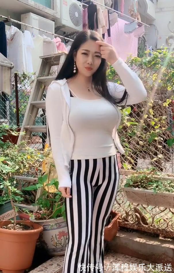 紧身装|与紧身装搭配的微胖美女，传递出轻熟的网红气息!