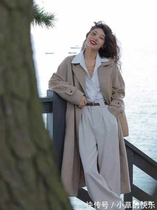 半身裙 秋冬流行的米色款式大衣,搭配上半身裙或阔腿裤,优雅又大方