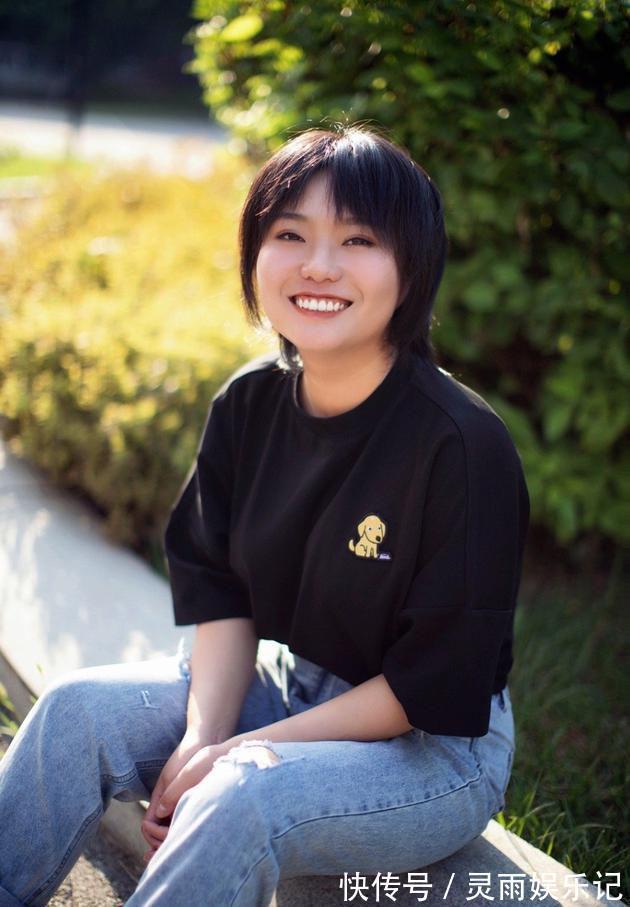 卷发|李雪琴终于换对了发型!表情呆萌像傲娇小猫,蓬松卷发洋气又复古