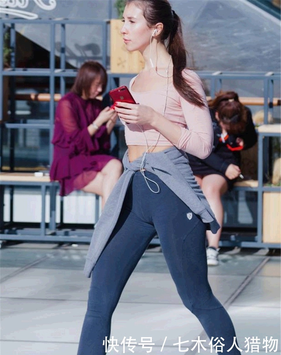 修身|街拍,白色短袖搭配牛仔热裤,修身显瘦彰显十足的潮范