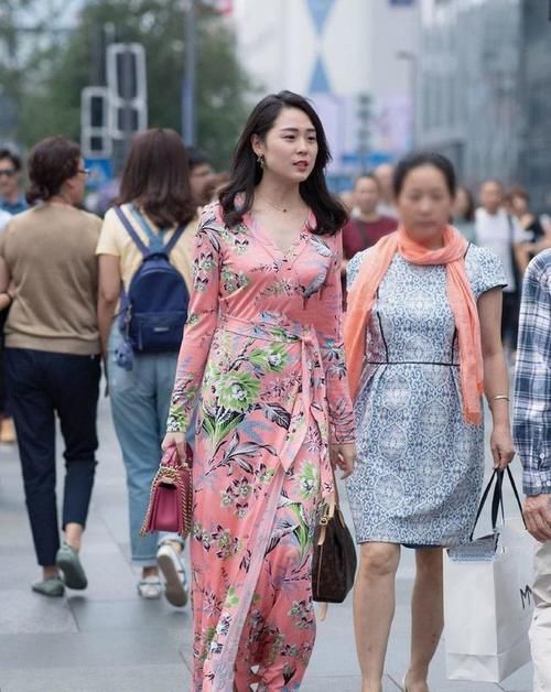 高跟鞋|粉色长裙配小高跟鞋，小姐姐优雅美丽，自信潇洒又大方