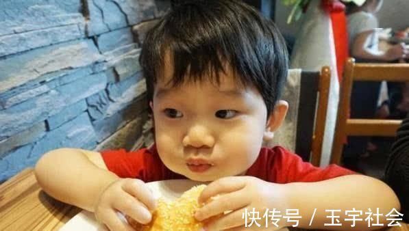 积食|家长整天喂孩子吃3种饭,让娃一年没长个,医生伤脾胃影响发育