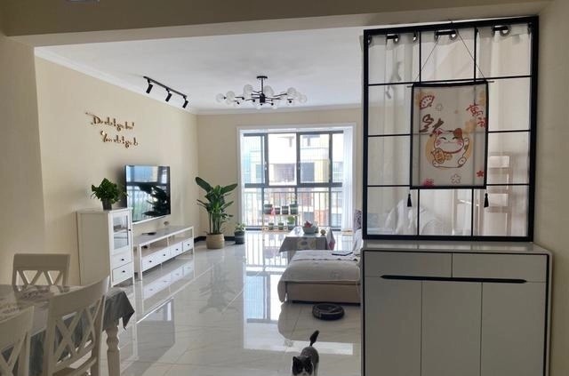 装修|越来越多人不做吊顶,不做电视墙,看看她家装修,简约又漂亮