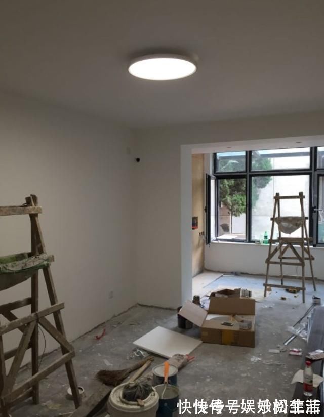 客厅|老公硬把阳台改卧室,在窗外加个“假阳台”!完工邻居都夸他机智