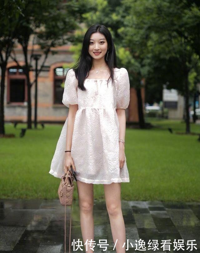 深色V领已过时,今年流行方领+泡泡袖,复古典雅充满高级感