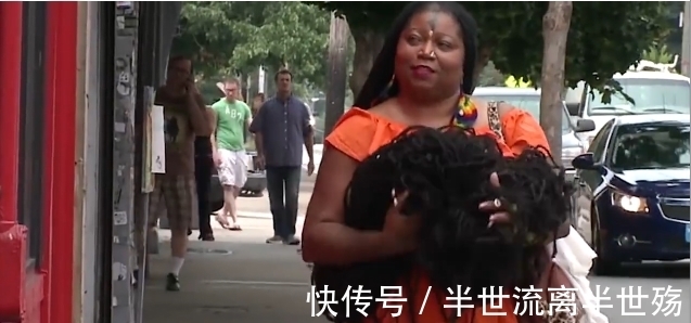 女性|头发最长的女性,出门头发都要装包里,洗一次头要几瓶洗发水