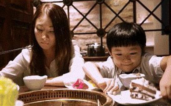 做法|熊孩子将火锅汤溅路人一身,宝妈做法与寻常不同,还获网友支持