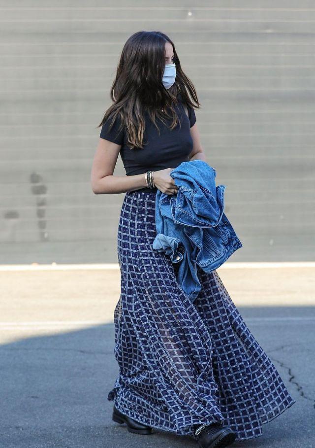  尽显|安娜德阿玛斯穿黑T恤搭格纹群尽显浪漫洒脱气质, 身段超迷人