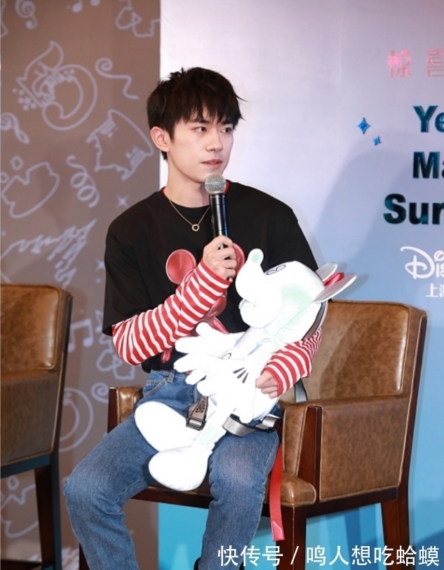 穿搭|感觉易烊千玺还没怎么长大,叠穿T恤像漫画少年,看着好可爱