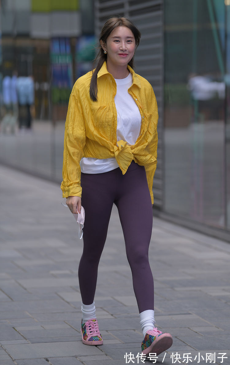 小姐姐 衬衫配打底裤,穿出了秋季清新简约又洒脱的美,休闲时尚又显个性