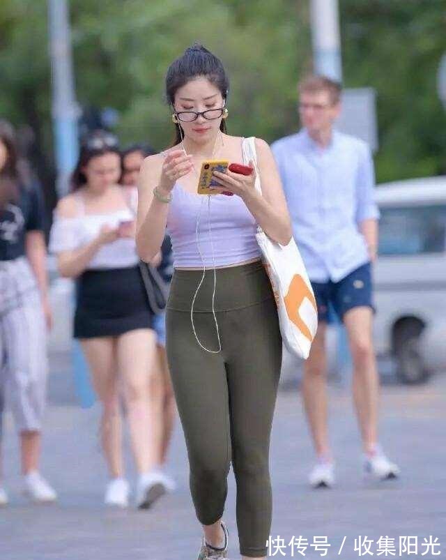 色系 灰色打底裤搭配性感紫色上衣，走在时尚的前沿，更是火热无比！