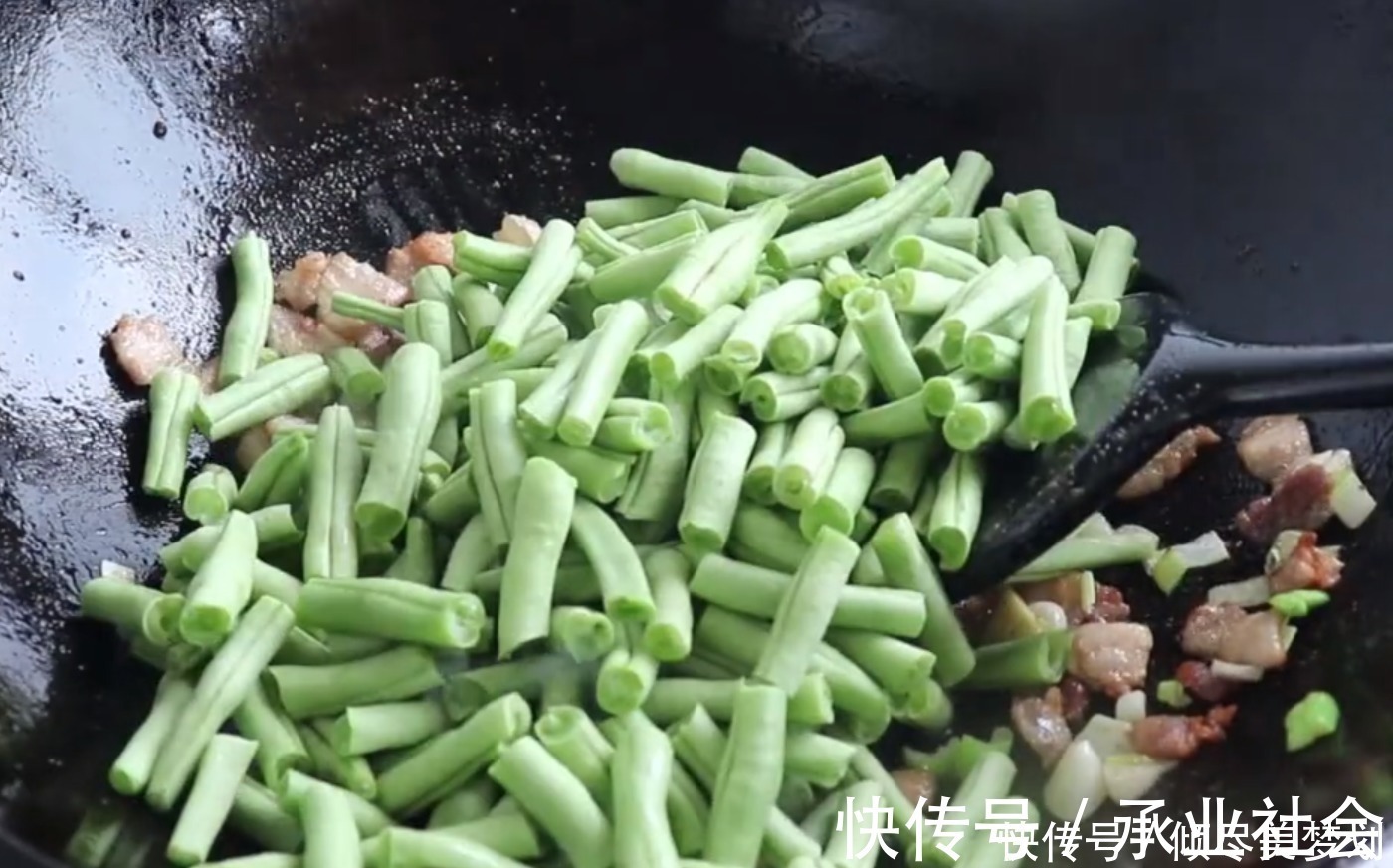 卤面怎么蒸才好吃,原来做法诀窍这么简单,一次蒸一大锅都不够吃