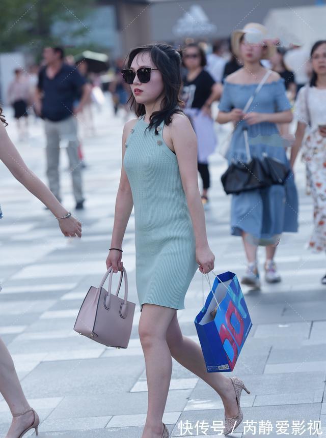 针织裙|薄绿色针织短裙，搭配樱红色鞋包，清新的穿搭充满时尚活力