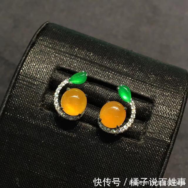 这个季节的色彩用首饰来表达,将珠宝佩戴在身,彰显浓浓的中国风