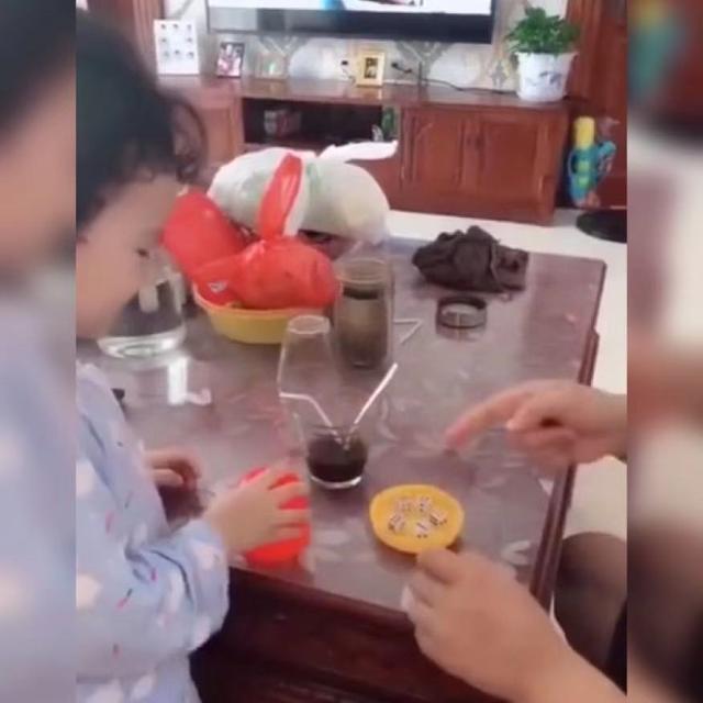 闺女|亲爸为了让闺女喝药,想出了“摇骰子”的办法火了,网友:太拼了