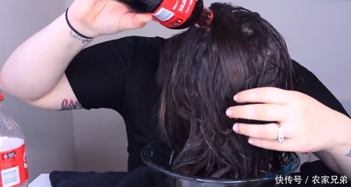 可乐|为了能让头发变得顺滑,女子用可乐洗头,结果让她后悔不已!