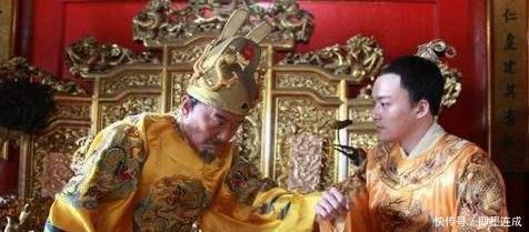 捡回|朱元璋指着猪蹄儿问,这菜叫什么沈万三机智回答,捡回一条命!