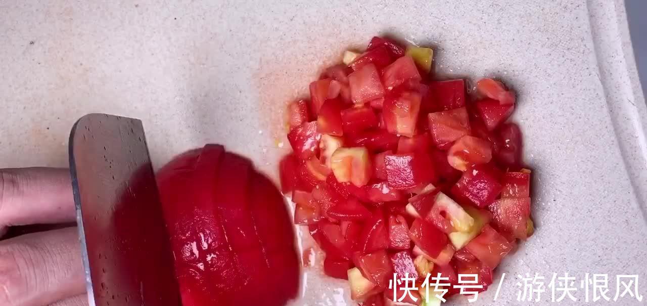 1粒西红柿，1枚土豆，1碗米饭，炒一炒焖一焖，真香