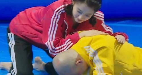 华晨宇|关晓彤趴包贝尔身上，谁注意她腿咋放的？网友：一看就是有男友的人