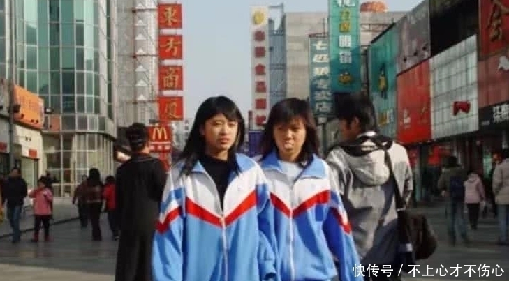 奇闻：为防学生早恋，学校特制奇葩校服，学生：闪瞎了我的眼