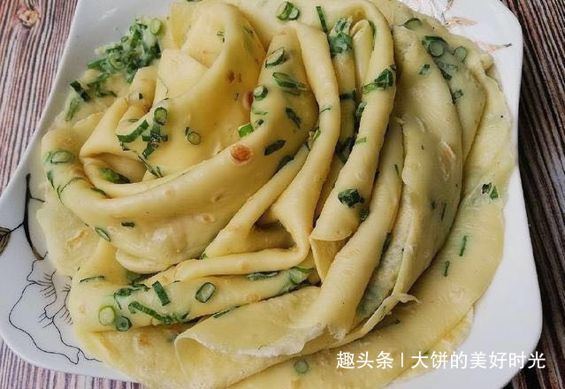 2个鸡蛋，一碗面粉，不揉面，不发面，做好吃的煎饼，凉了也不硬