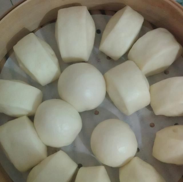 发面时，别只会加酵母！再加这2样，半小时发满盆，馒头暄软蓬松