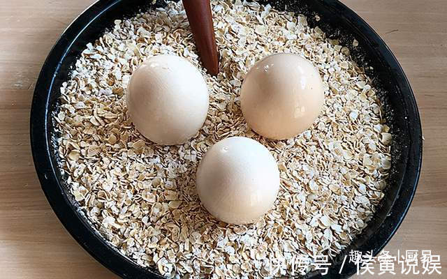 鸡蛋|孩子爱吃小零食，教你一个新吃法，1碗麦片，3个鸡蛋，营养又健康