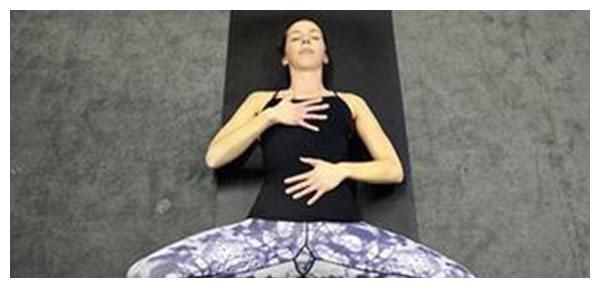 体式|仰卧束角式每天躺几分钟,放松身心,打开髋部,好处多多