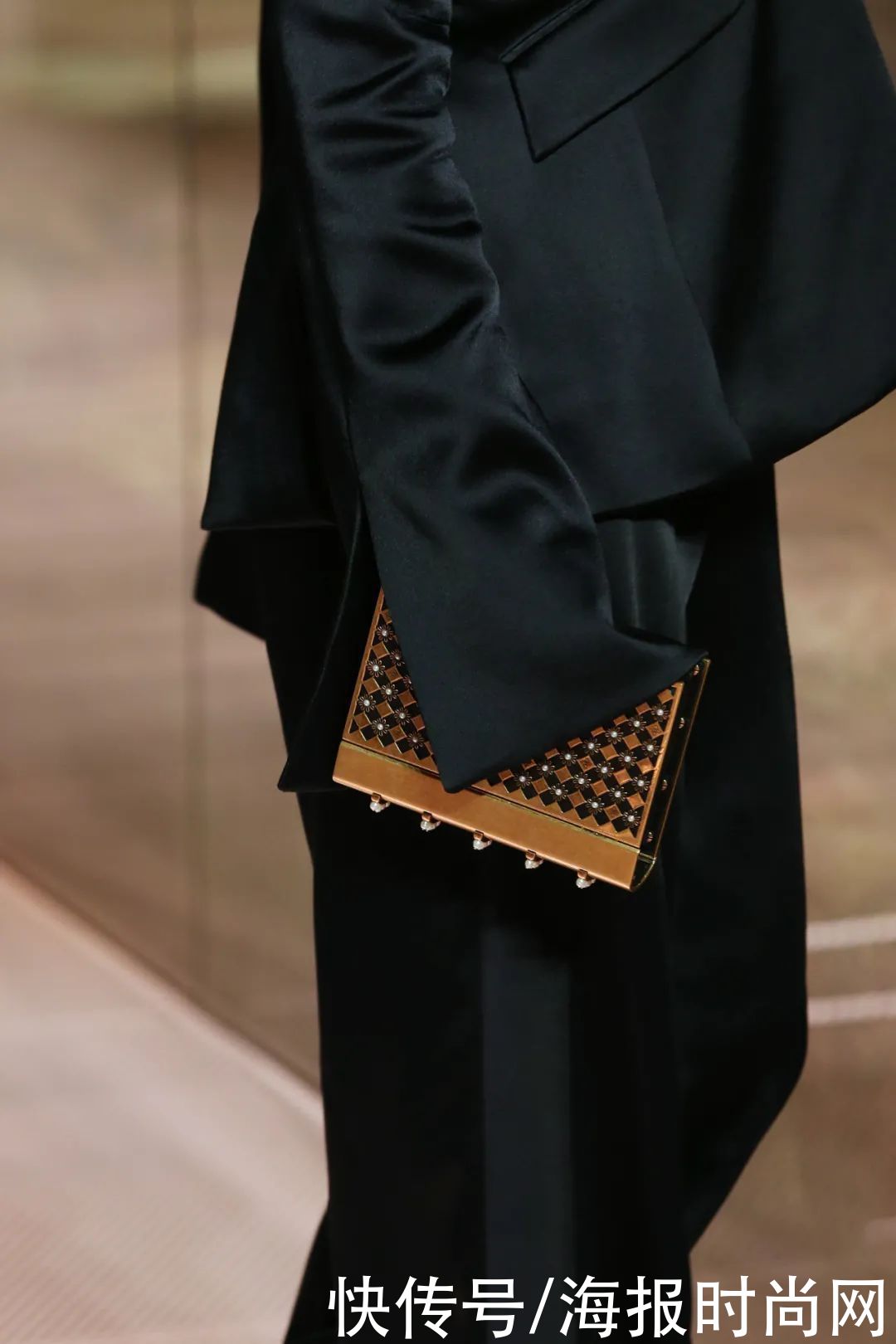 高定周｜打开FENDI这本，关于家人、关于爱的浪漫手册