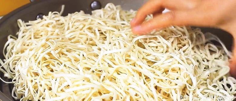 河南蒸面条好吃有窍门，详细步骤教给你，好看又好吃，太香了