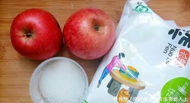 家里苹果吃不完,加一碗糯米粉做苹果派,不油炸,外酥里糯,真香
