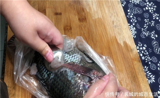 干净|才发现刮鱼鳞这么简单,只需一个塑料袋,快速又干净,一秒光溜溜