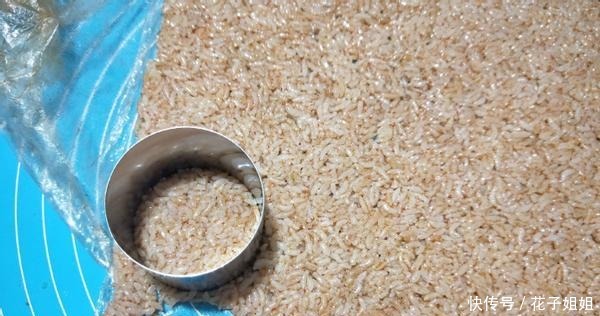 把鸡蛋打进剩米饭里,学会这新吃法,越吃越上瘾,上桌就抢光