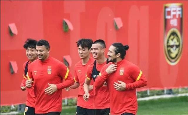 一地鸡毛|深夜1点！上海媒体曝出争议猛料：中国足球成大笑话，球迷骂声一片