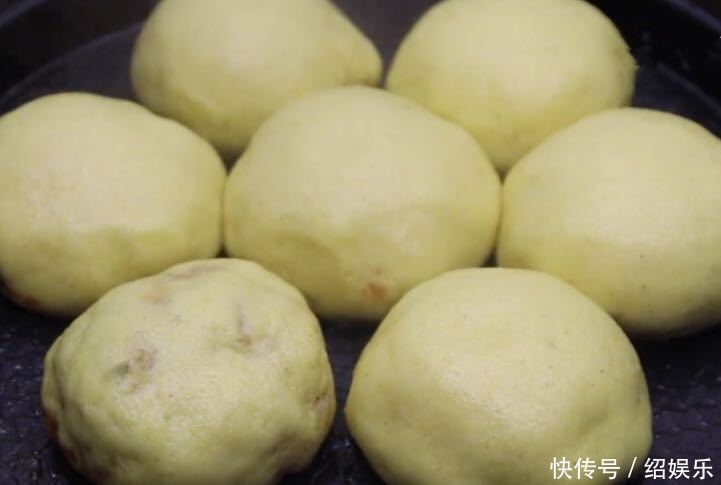 半颗白菜加1碗玉米面,锅内煎一煎,10分钟出锅,营养又好吃