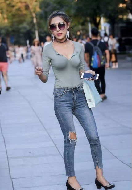 v领 浅绿色V领T恤搭配牛仔裤,简约时尚,又显女人味