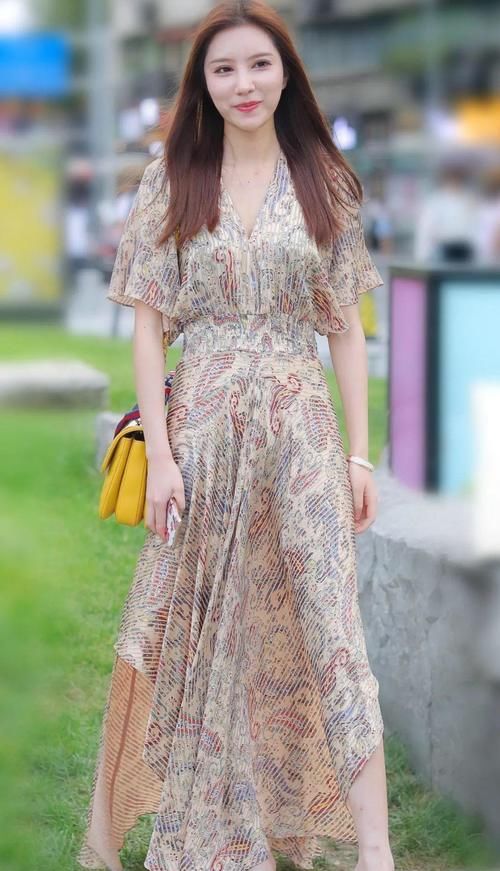 裙子好不好看先另说，关键这颜值也太高了，呈现完美身材