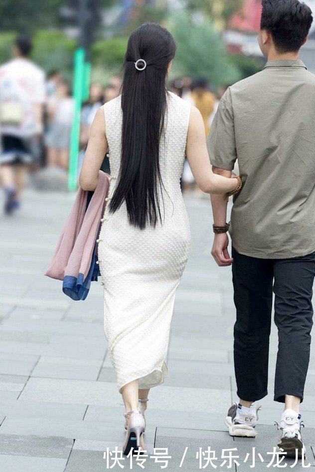 外在美|气质女生穿长裙提升外在美,时尚又凉爽的感觉,突出青春有活力!