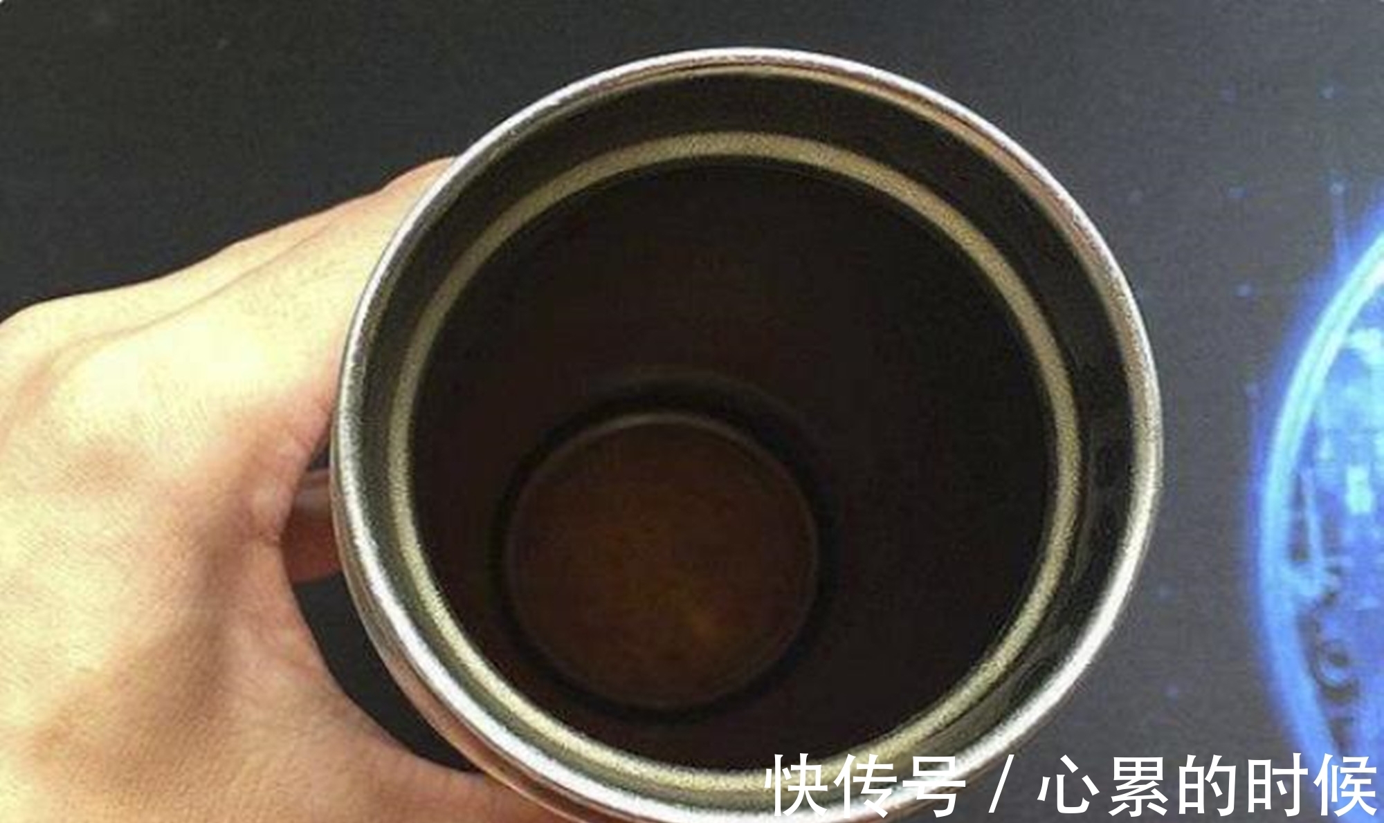 宝妈|保温杯变“索命杯”,倒出来的水都是“毒水”,你家孩子在用吗